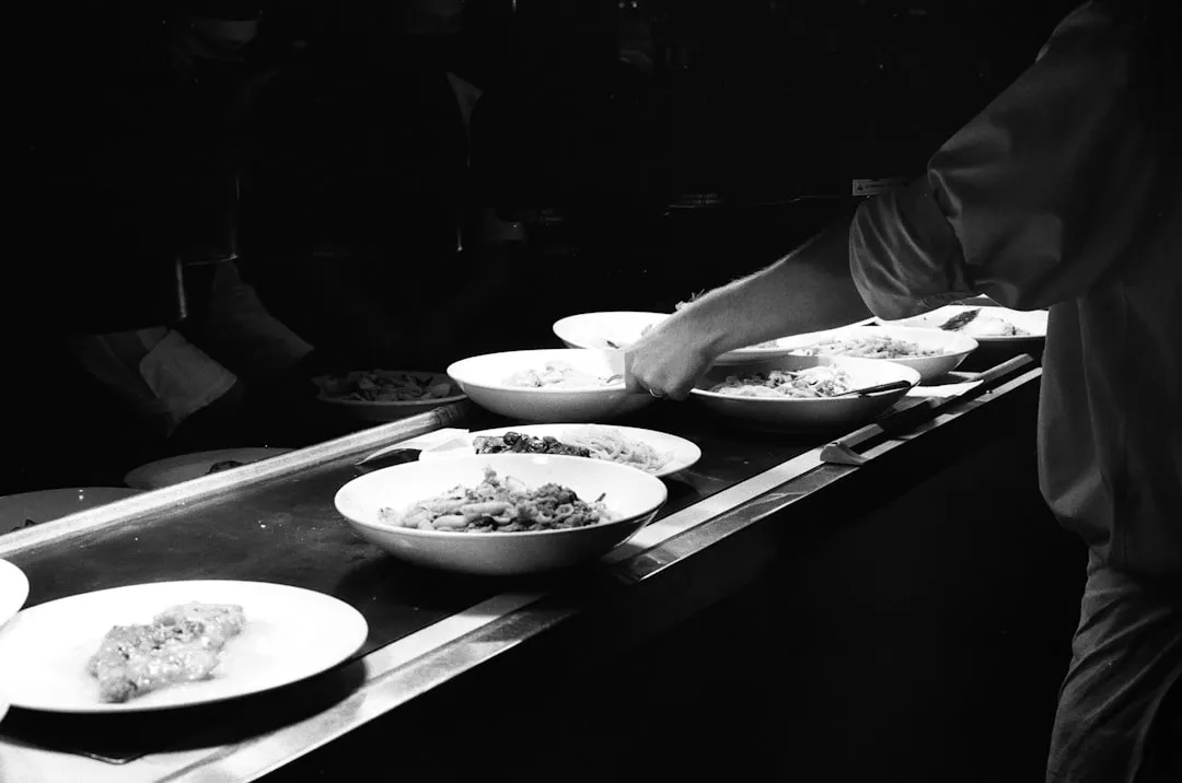 企业团餐服务托管方案对比:食堂承包与自主运营优劣分析正文配图 2