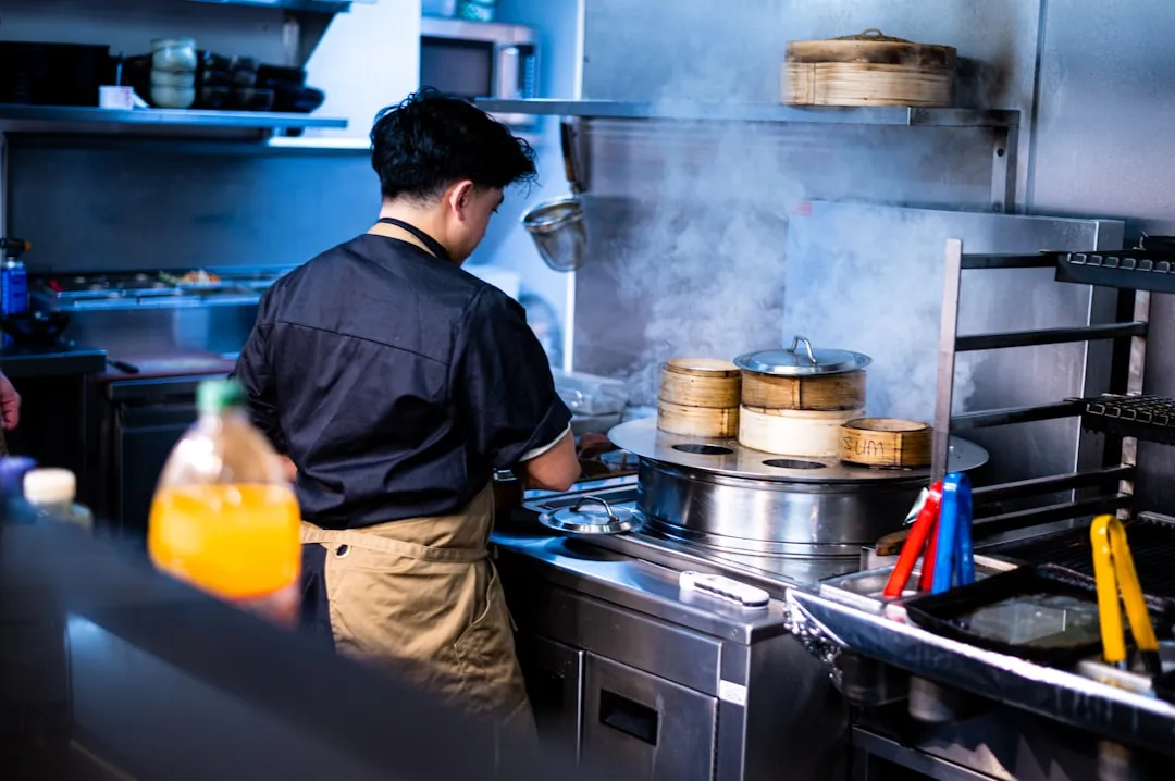 重庆食堂承包行业观察:标准化运营如何重塑企事业单位餐饮服务品质正文配图 2